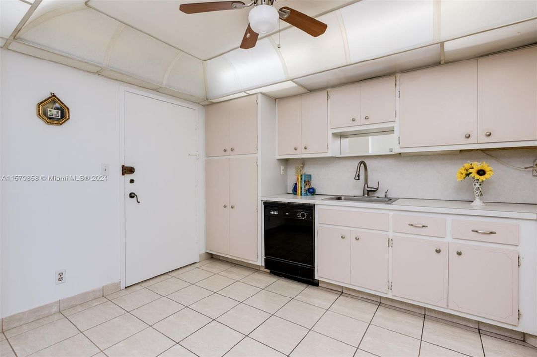 For Sale: $410,000 (2 beds, 2 baths, 1218 Square Feet)
