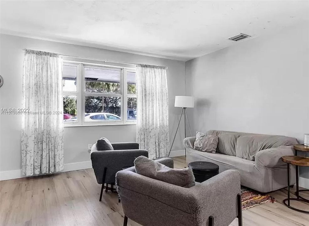 Active With Contract: $2,500 (2 beds, 1 baths, 1100 Square Feet)