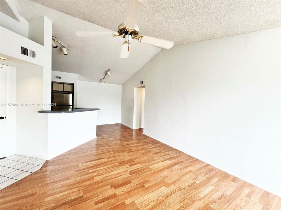 Recently Rented: $1,950 (2 beds, 1 baths, 909 Square Feet)