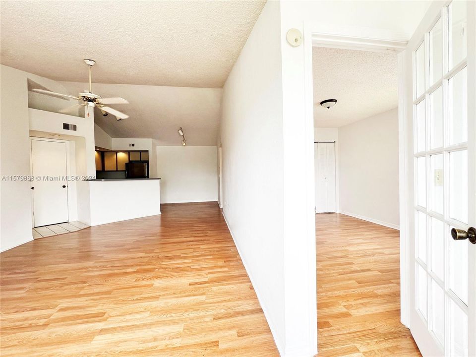 Recently Rented: $1,950 (2 beds, 1 baths, 909 Square Feet)