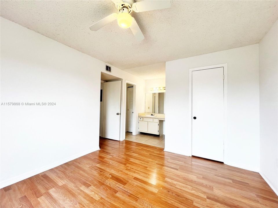 Active With Contract: $1,950 (2 beds, 1 baths, 909 Square Feet)