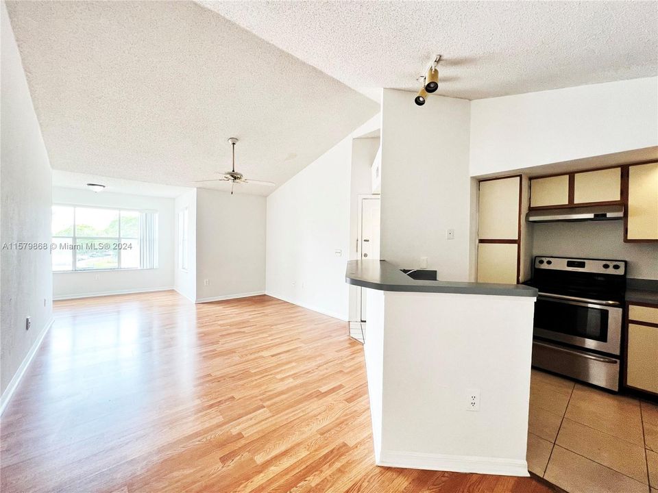 Recently Rented: $1,950 (2 beds, 1 baths, 909 Square Feet)