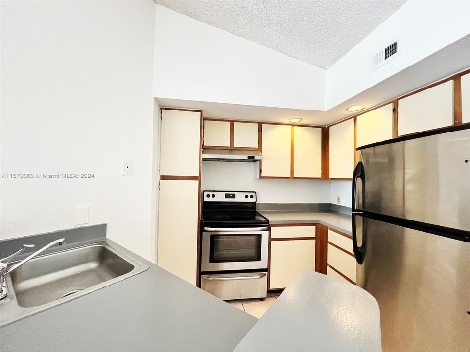 Recently Rented: $1,950 (2 beds, 1 baths, 909 Square Feet)