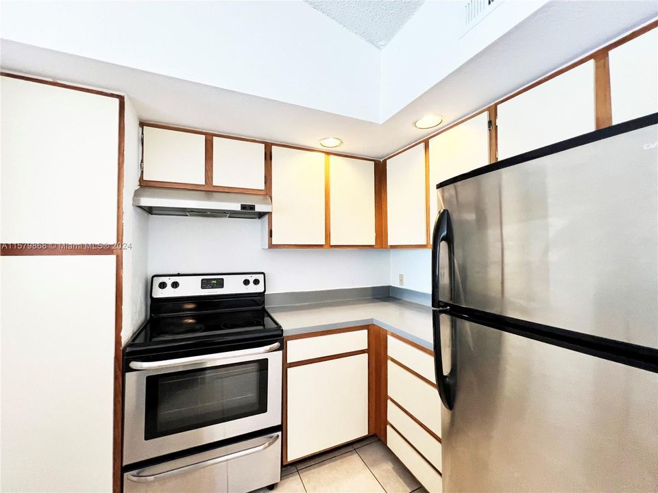 Active With Contract: $1,950 (2 beds, 1 baths, 909 Square Feet)