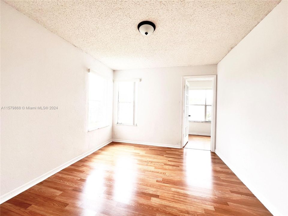 Active With Contract: $1,950 (2 beds, 1 baths, 909 Square Feet)