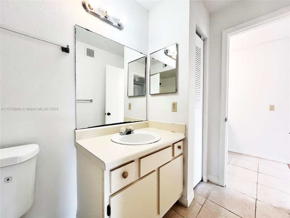 Recently Rented: $1,950 (2 beds, 1 baths, 909 Square Feet)