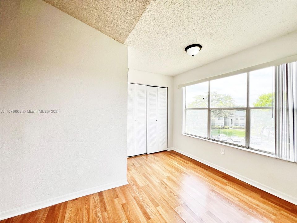 Recently Rented: $1,950 (2 beds, 1 baths, 909 Square Feet)