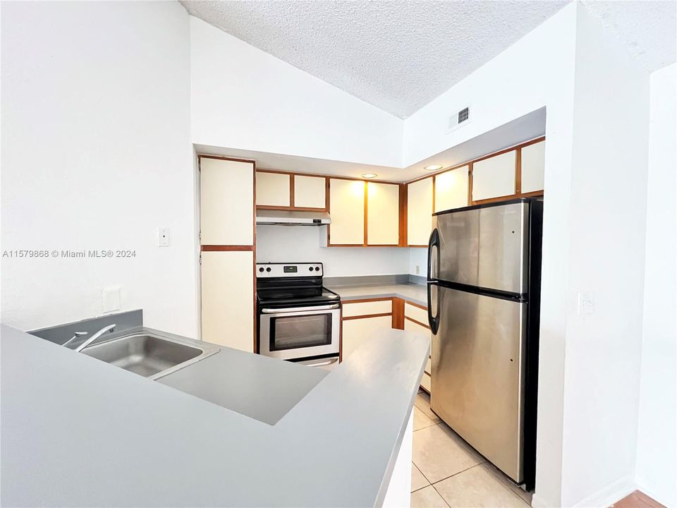Active With Contract: $1,950 (2 beds, 1 baths, 909 Square Feet)