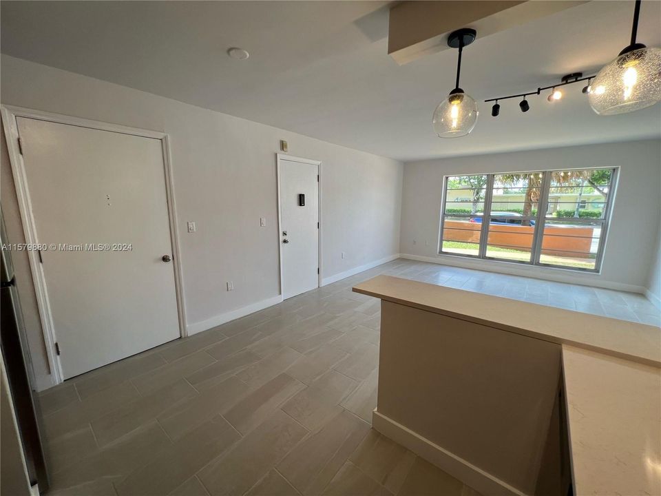 For Sale: $299,750 (2 beds, 1 baths, 707 Square Feet)