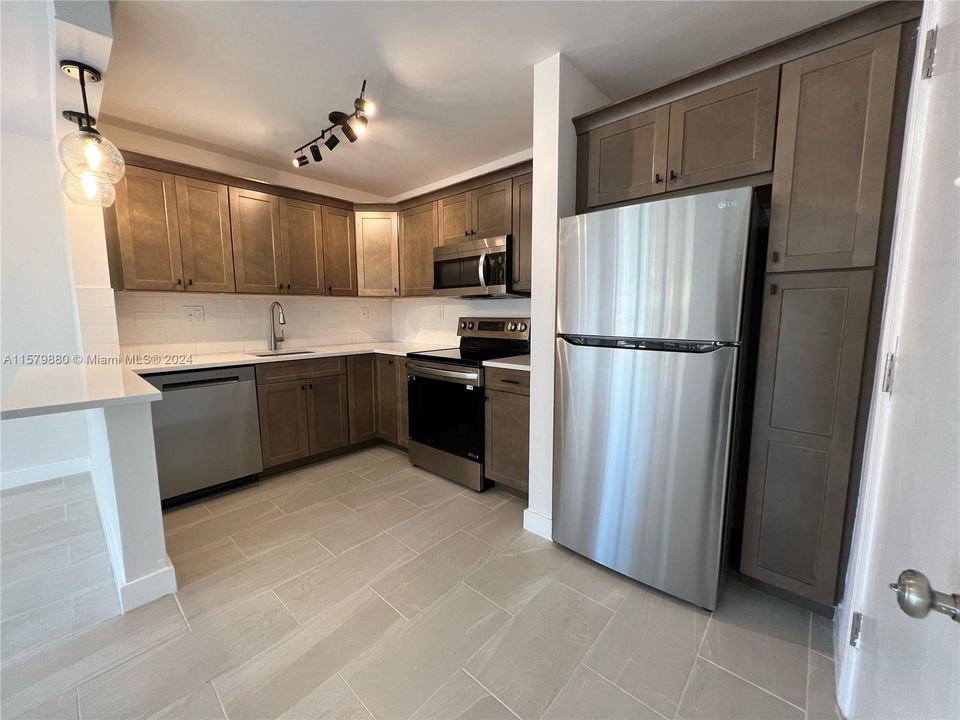 For Sale: $299,750 (2 beds, 1 baths, 707 Square Feet)