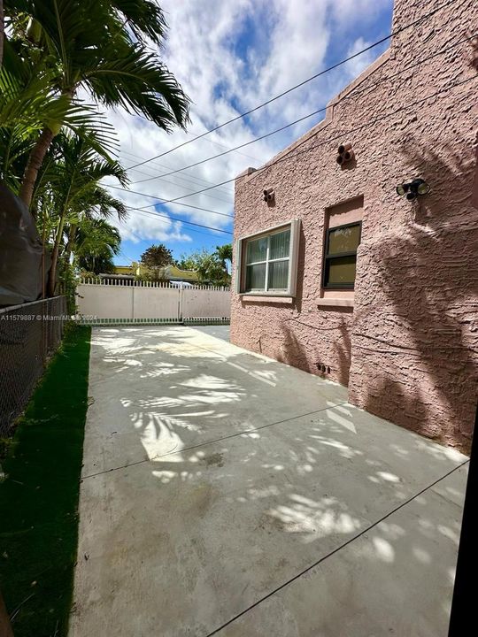 Active With Contract: $2,700 (2 beds, 1 baths, 2826 Square Feet)