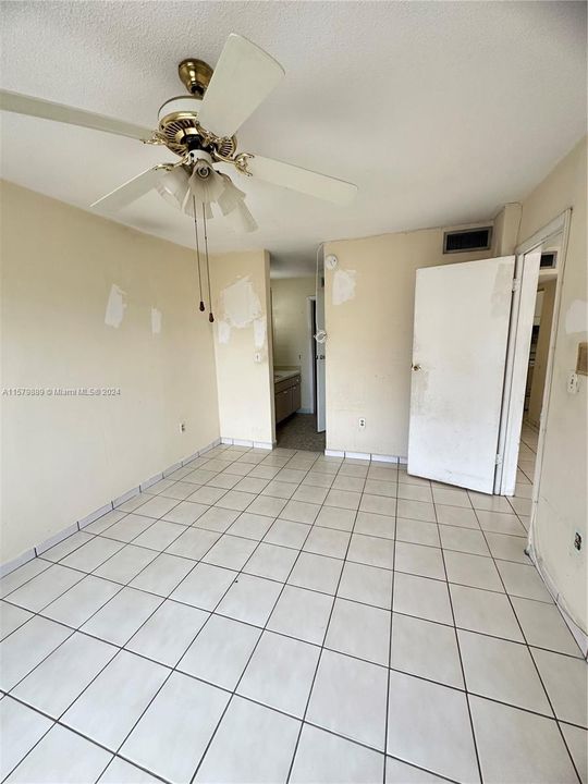 For Sale: $195,000 (1 beds, 1 baths, 688 Square Feet)