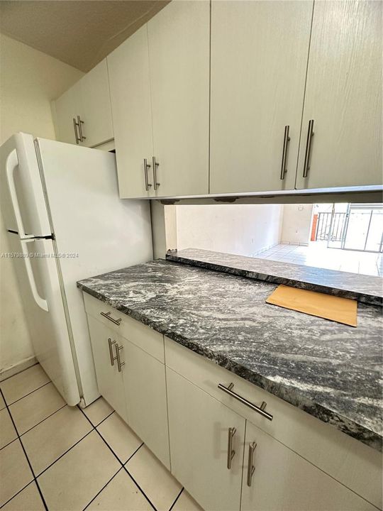 For Sale: $195,000 (1 beds, 1 baths, 688 Square Feet)