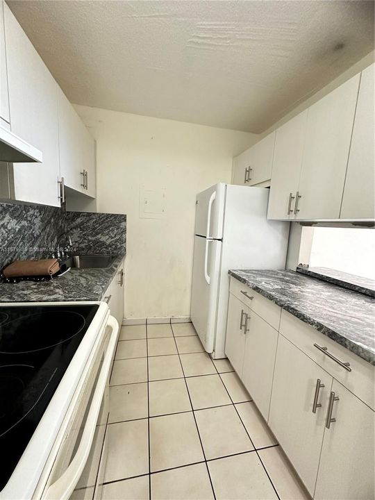 For Sale: $195,000 (1 beds, 1 baths, 688 Square Feet)