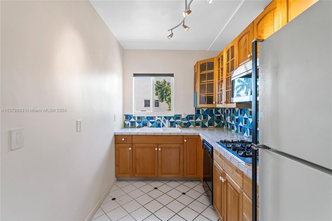 For Rent: $2,650 (1 beds, 1 baths, 664 Square Feet)