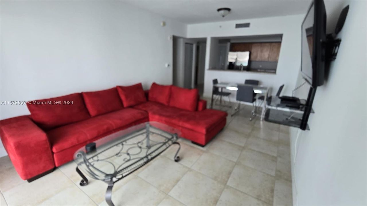 Active With Contract: $2,500 (1 beds, 1 baths, 685 Square Feet)