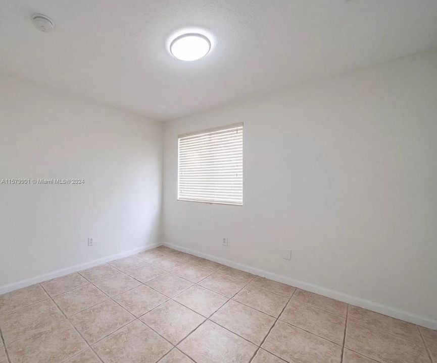 For Rent: $2,400 (3 beds, 2 baths, 1302 Square Feet)