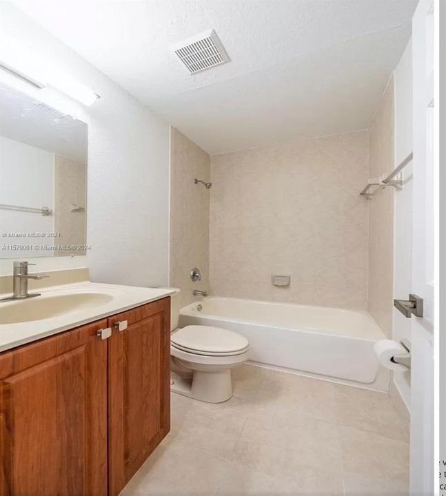 В аренду: $2,450 (3 спален, 2 ванн, 1302 Квадратных фут)
