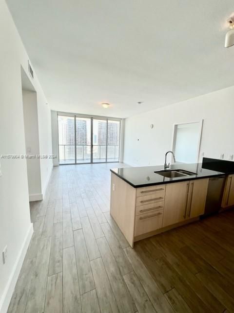 Active With Contract: $4,100 (2 beds, 2 baths, 1076 Square Feet)