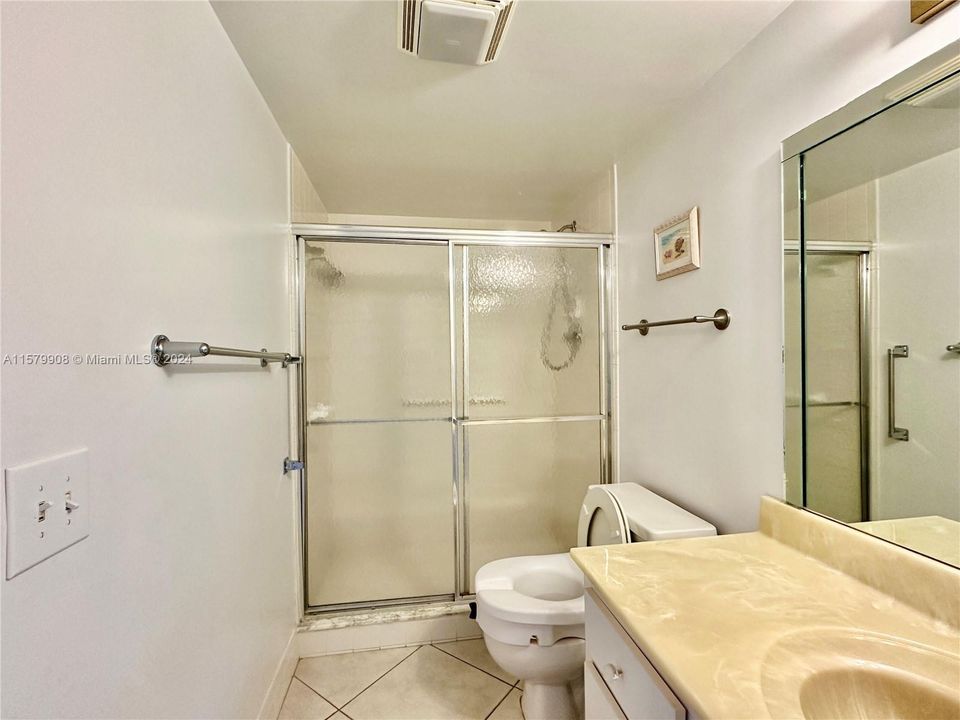 待售: $155,000 (2 贝兹, 2 浴室, 1002 平方英尺)