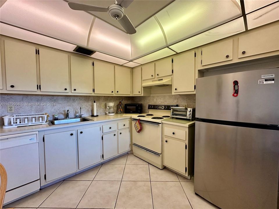 For Sale: $155,000 (2 beds, 2 baths, 1002 Square Feet)