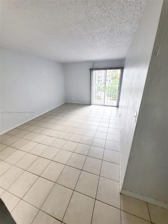 For Sale: $220,000 (1 beds, 1 baths, 605 Square Feet)