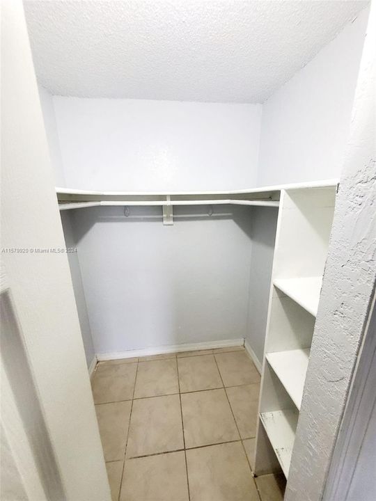 For Sale: $220,000 (1 beds, 1 baths, 605 Square Feet)