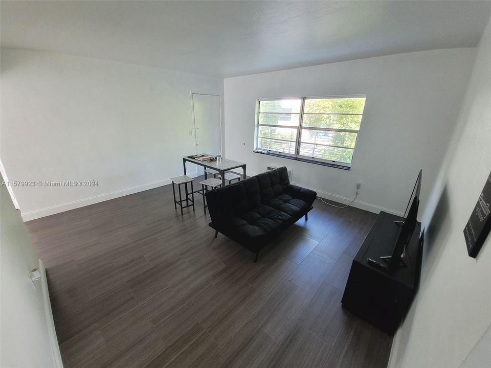 For Rent: $2,400 (2 beds, 1 baths, 3692 Square Feet)