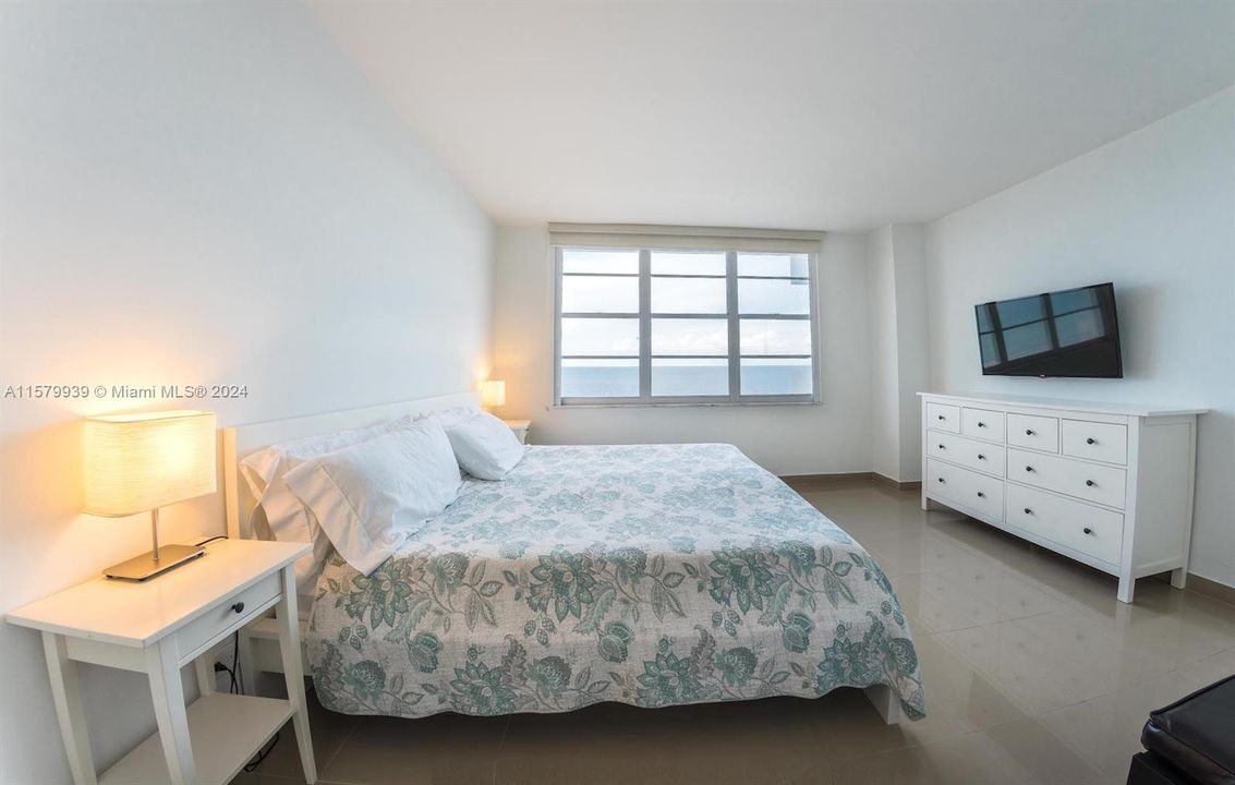 Active With Contract: $823,000 (2 beds, 2 baths, 930 Square Feet)