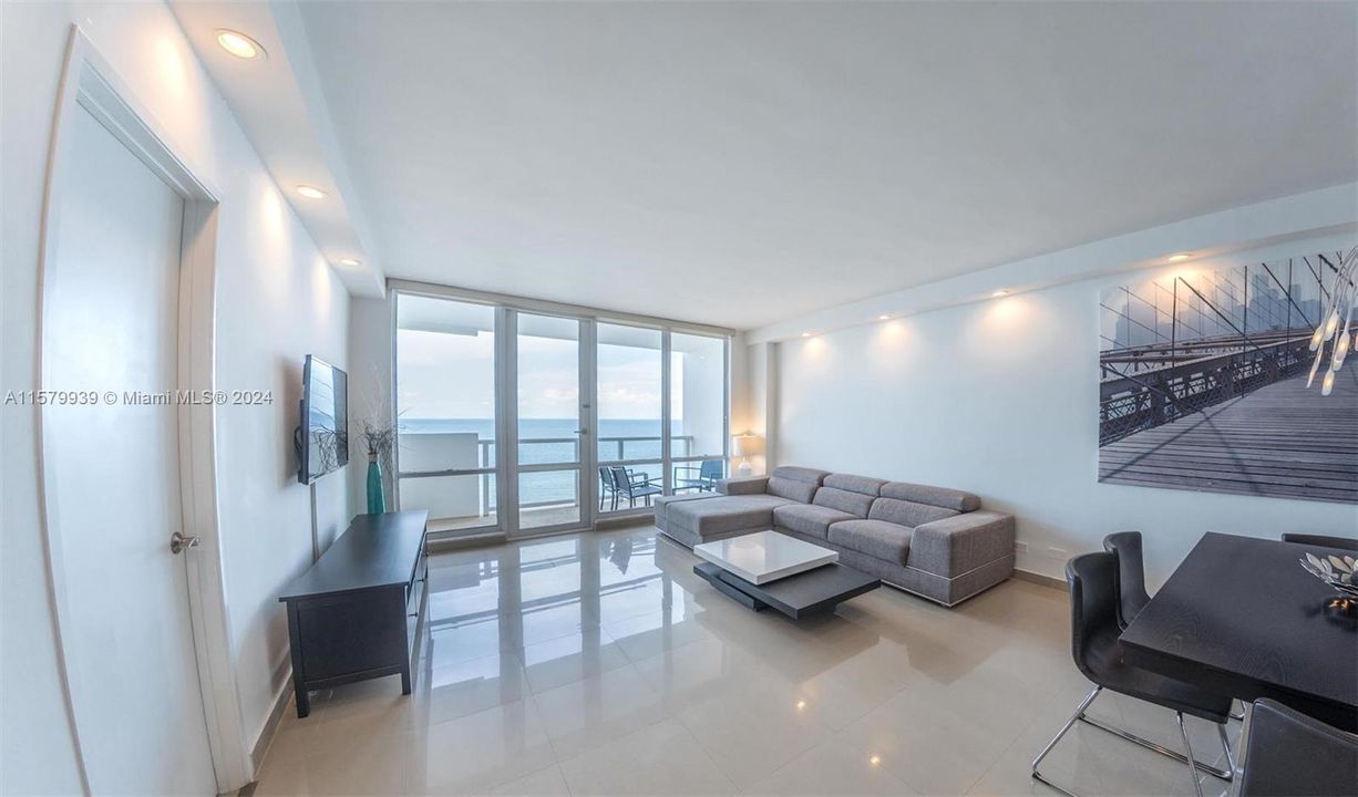 Active With Contract: $823,000 (2 beds, 2 baths, 930 Square Feet)