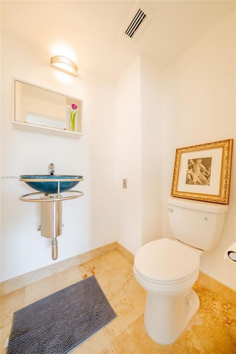 Active With Contract: $3,800 (1 beds, 1 baths, 897 Square Feet)