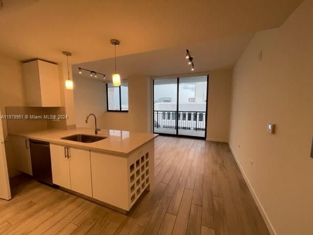 For Sale: $630,000 (1 beds, 1 baths, 828 Square Feet)