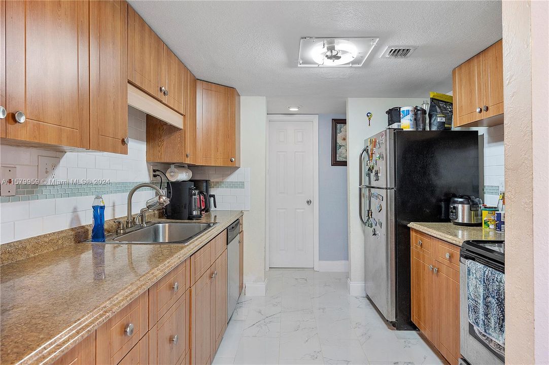 For Sale: $319,000 (2 beds, 1 baths, 1100 Square Feet)