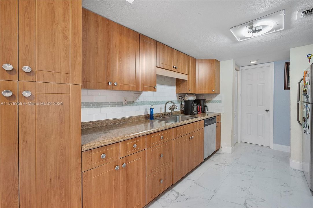 For Sale: $319,000 (2 beds, 1 baths, 1100 Square Feet)