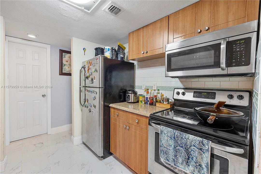 For Sale: $329,000 (2 beds, 1 baths, 1100 Square Feet)