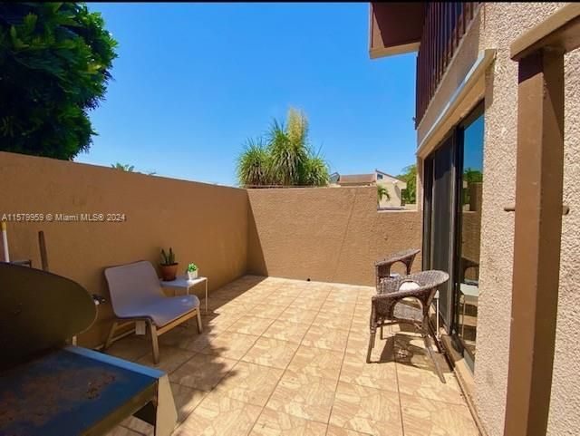 For Sale: $319,000 (2 beds, 1 baths, 1100 Square Feet)