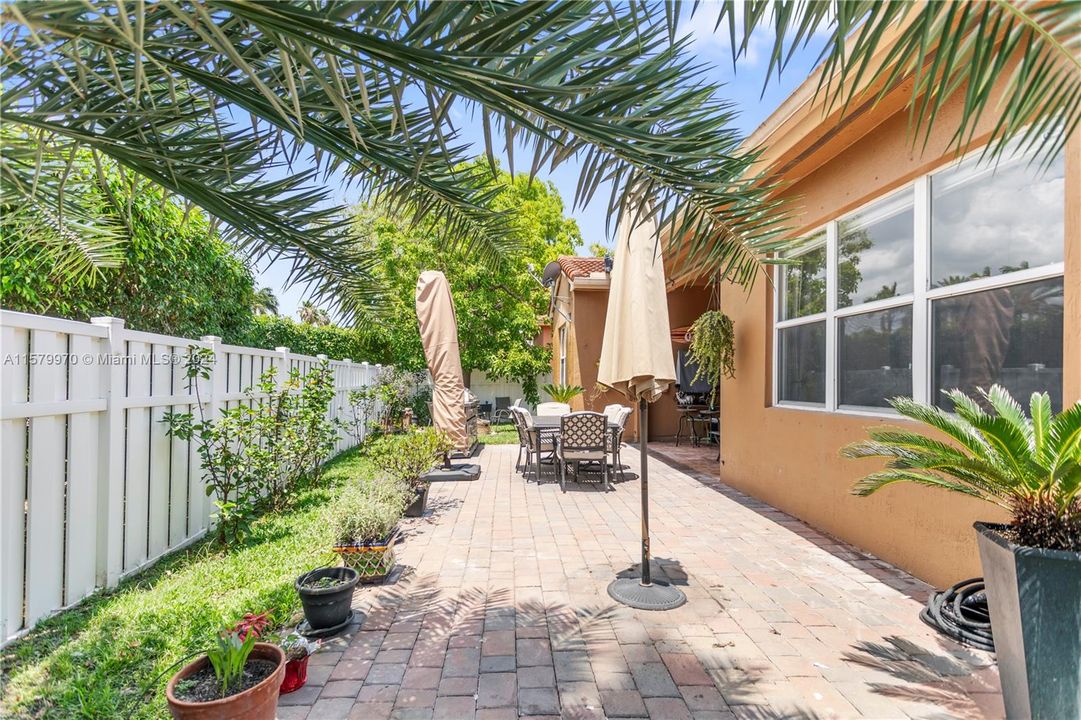 For Sale: $749,900 (4 beds, 2 baths, 1967 Square Feet)