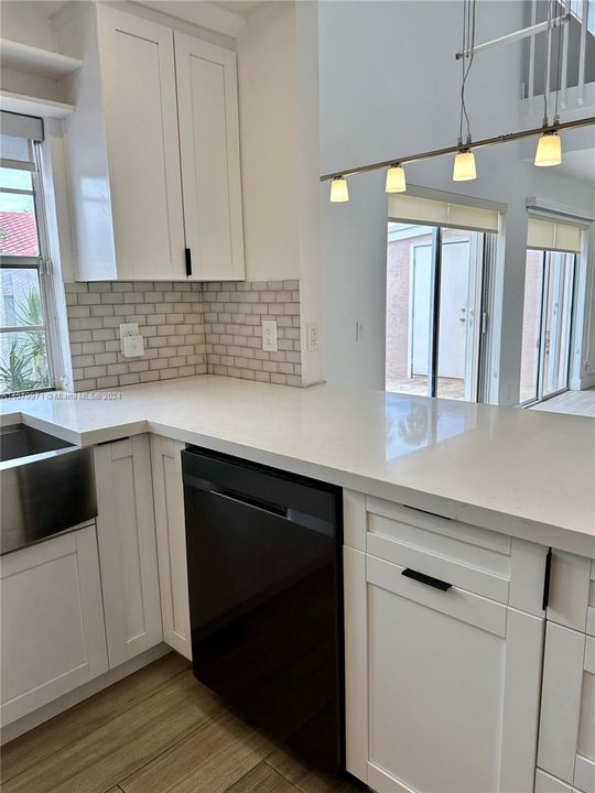 Active With Contract: $3,200 (2 beds, 2 baths, 1410 Square Feet)