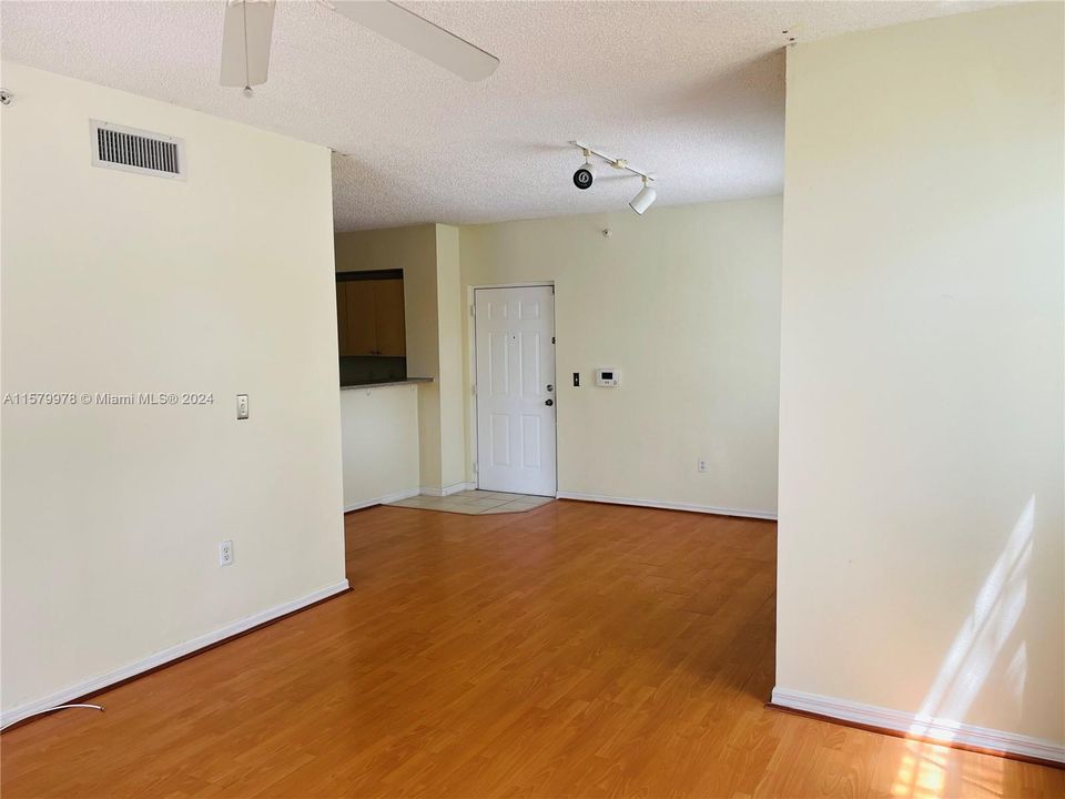 For Rent: $1,950 (1 beds, 1 baths, 726 Square Feet)