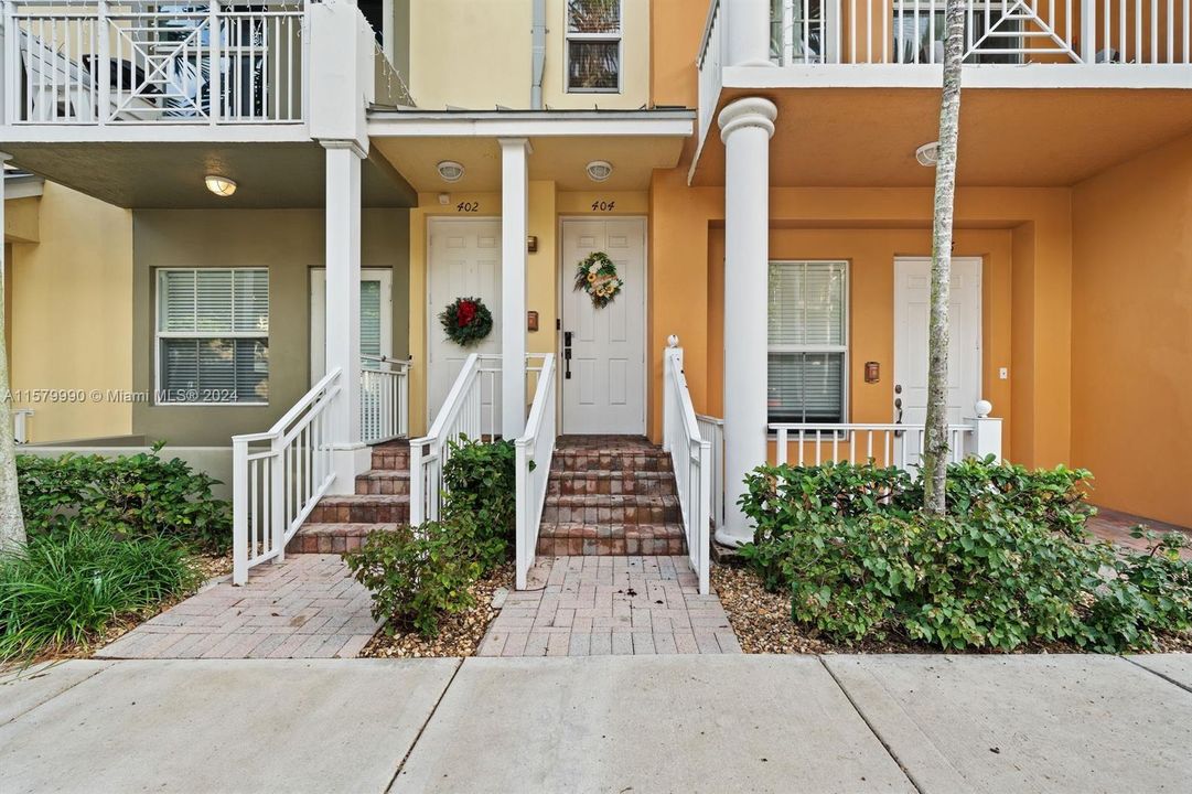 Active With Contract: $3,200 (2 beds, 2 baths, 1679 Square Feet)