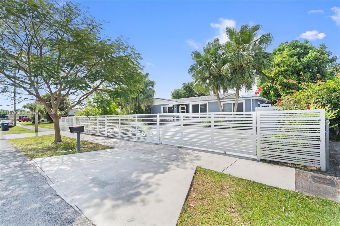 Active With Contract: $700,000 (4 beds, 2 baths, 1701 Square Feet)