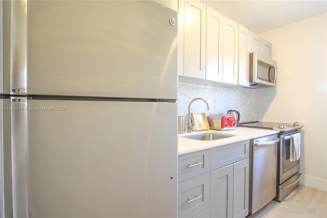 Active With Contract: $2,350 (2 beds, 1 baths, 650 Square Feet)