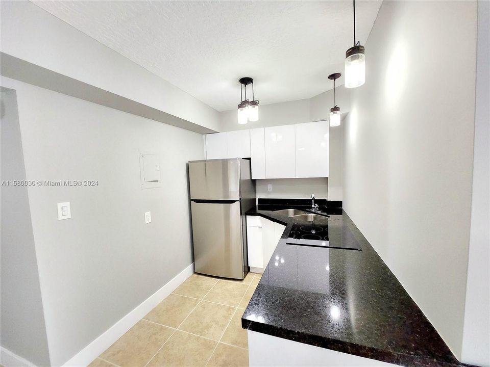 For Rent: $2,250 (2 beds, 1 baths, 870 Square Feet)