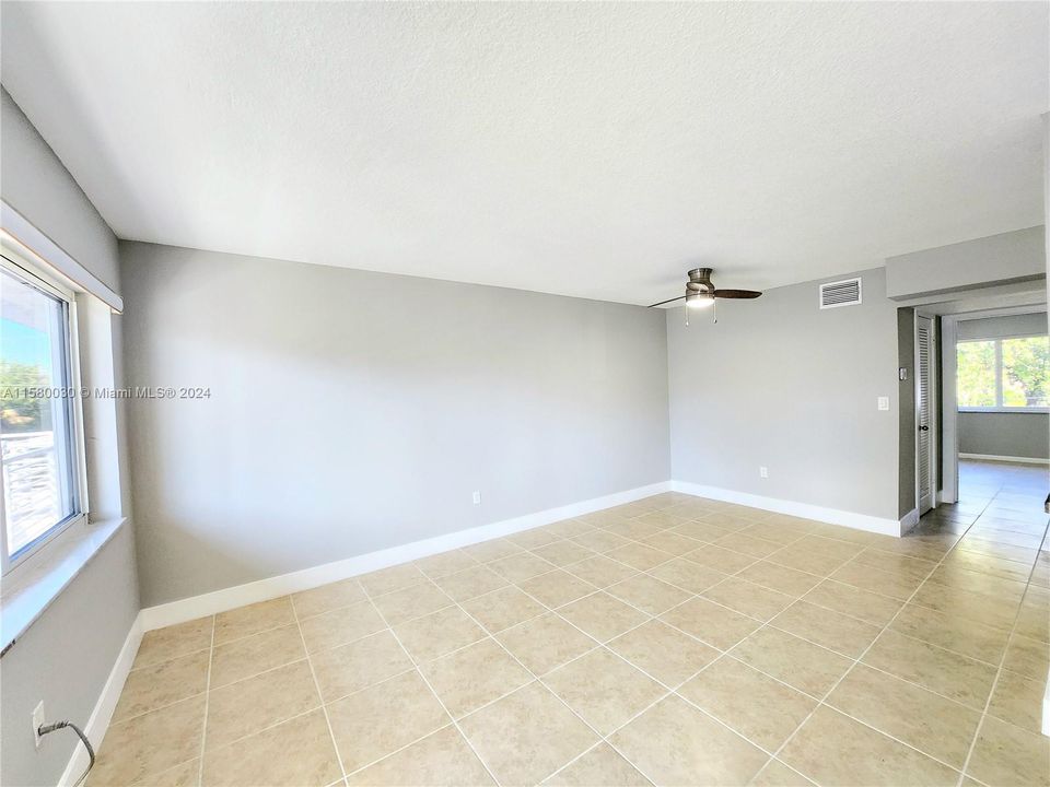 For Rent: $2,250 (2 beds, 1 baths, 870 Square Feet)