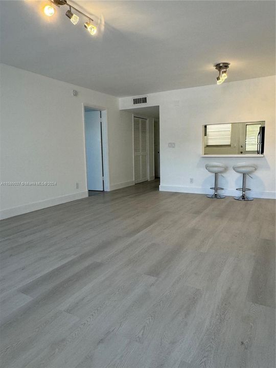 For Sale: $163,800 (1 beds, 1 baths, 770 Square Feet)