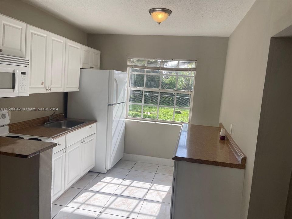 For Sale: $339,900 (2 beds, 1 baths, 834 Square Feet)