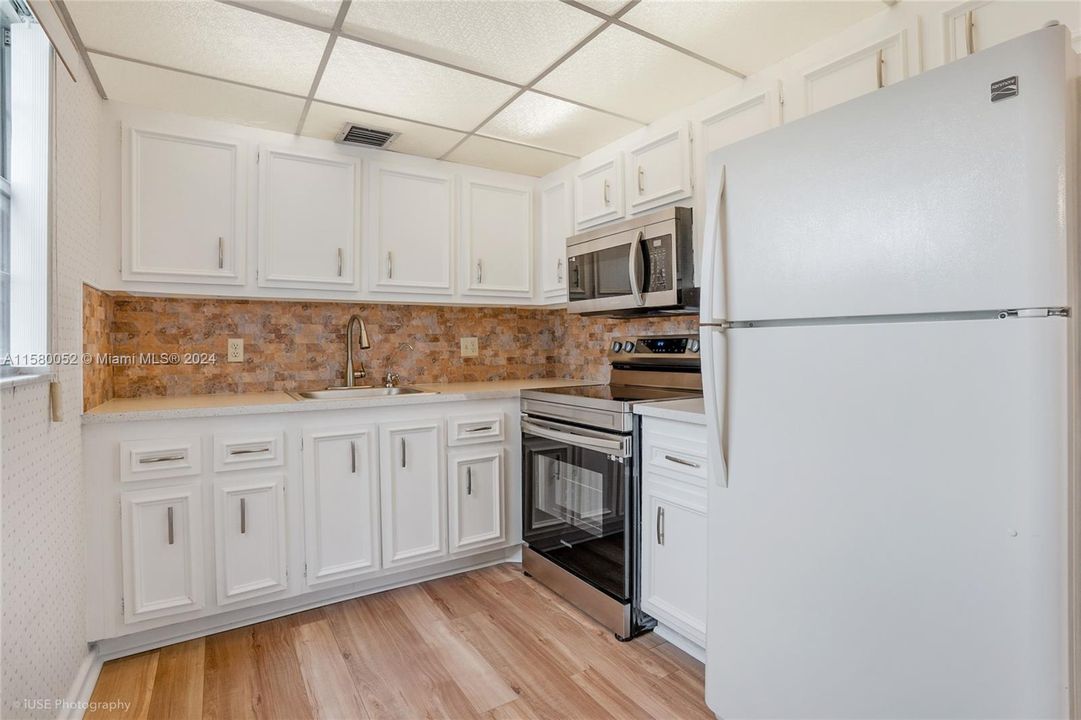 For Sale: $185,000 (2 beds, 1 baths, 954 Square Feet)