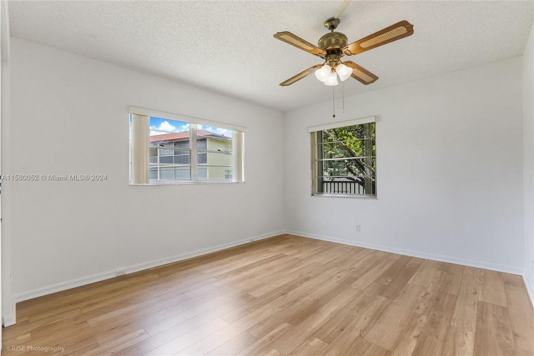 For Sale: $175,000 (2 beds, 1 baths, 954 Square Feet)