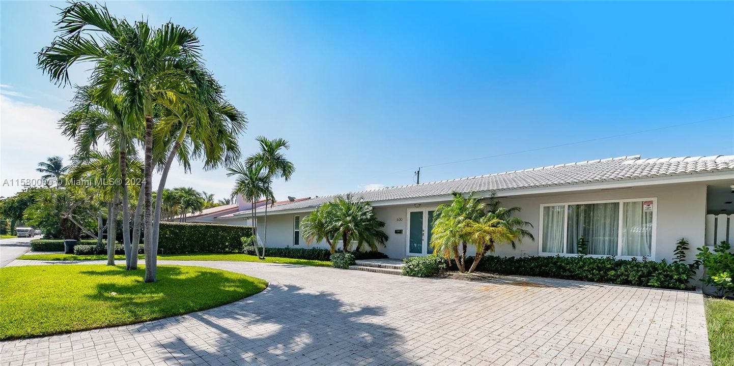 Recently Sold: $4,250,000 (4 beds, 3 baths, 2416 Square Feet)