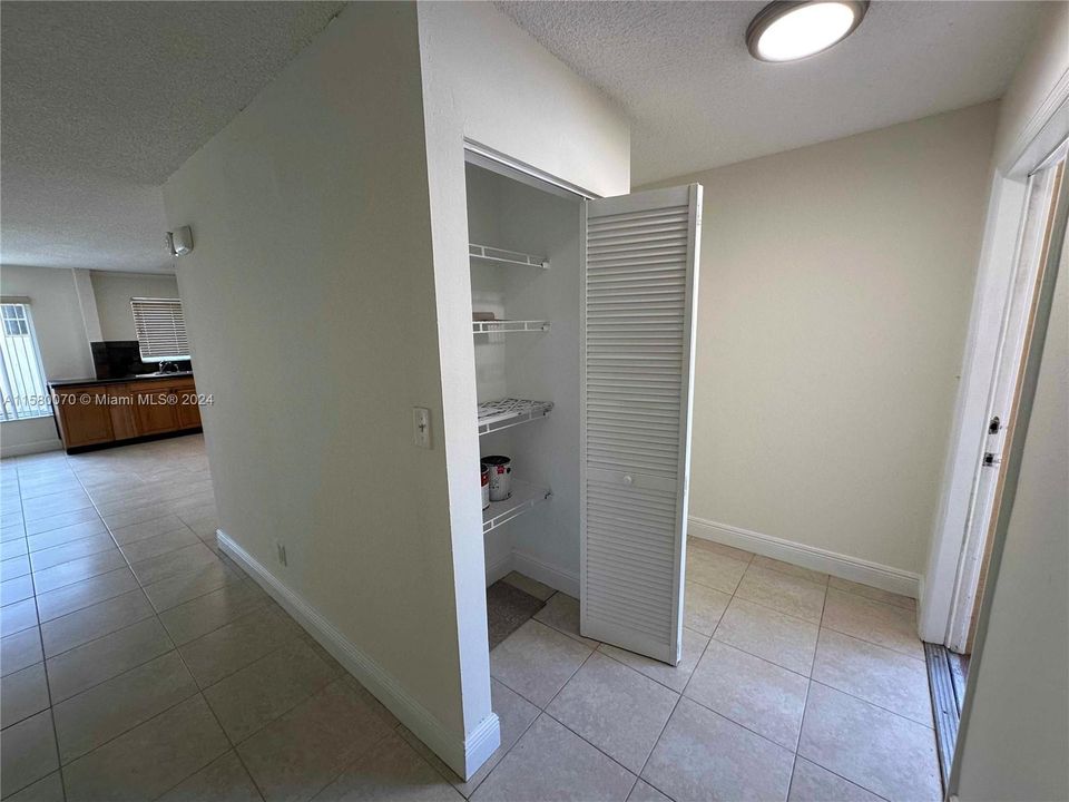 For Sale: $275,000 (2 beds, 1 baths, 981 Square Feet)